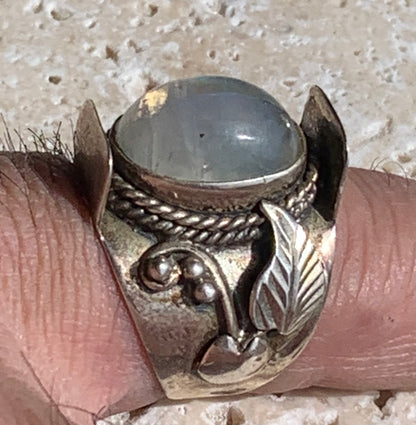 Superbe bague en Pierre de lune avec métal gravé y compris sur l'anneau, montée Argent 0.925. Superbe pierre, très belle réalisation avec détails incroyables ! Taille de 56 fr !