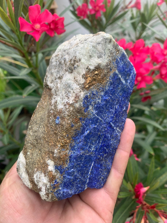 Lapis lazuli, spécimen brut de 140 x70 x58 mm - 1 166 grammes. Un bleu envoûtant et fascinant, pierre des pharaons !