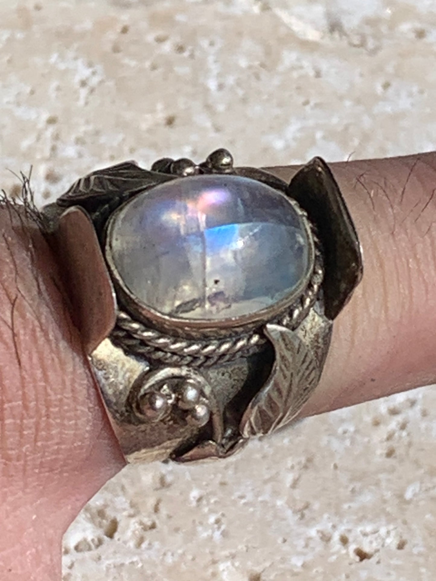 Superbe bague en Pierre de lune avec métal gravé y compris sur l'anneau, montée Argent 0.925. Superbe pierre, très belle réalisation avec détails incroyables ! Taille de 56 fr !