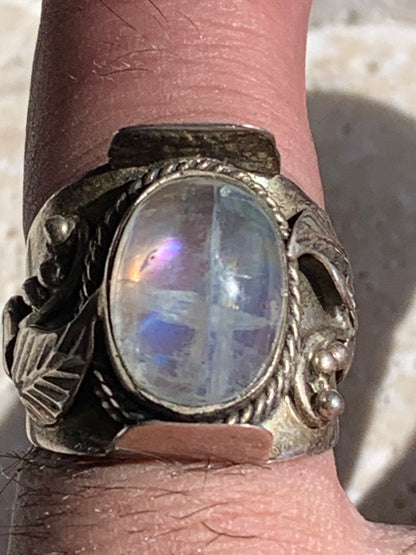 Superbe bague en Pierre de lune avec métal gravé y compris sur l'anneau, montée Argent 0.925. Superbe pierre, très belle réalisation avec détails incroyables ! Taille de 56 fr !