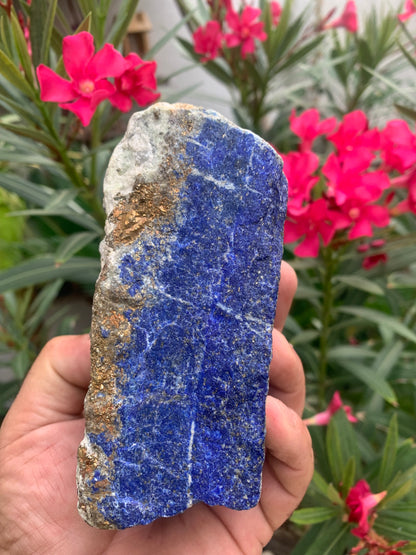 Lapis lazuli, spécimen brut de 140 x70 x58 mm - 1 166 grammes. Un bleu envoûtant et fascinant, pierre des pharaons !