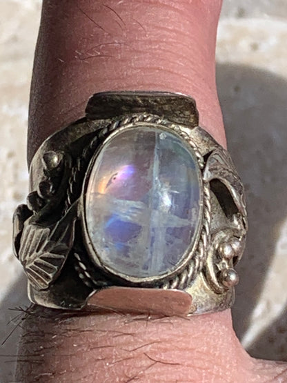 Superbe bague en Pierre de lune avec métal gravé y compris sur l'anneau, montée Argent 0.925. Superbe pierre, très belle réalisation avec détails incroyables ! Taille de 56 fr !