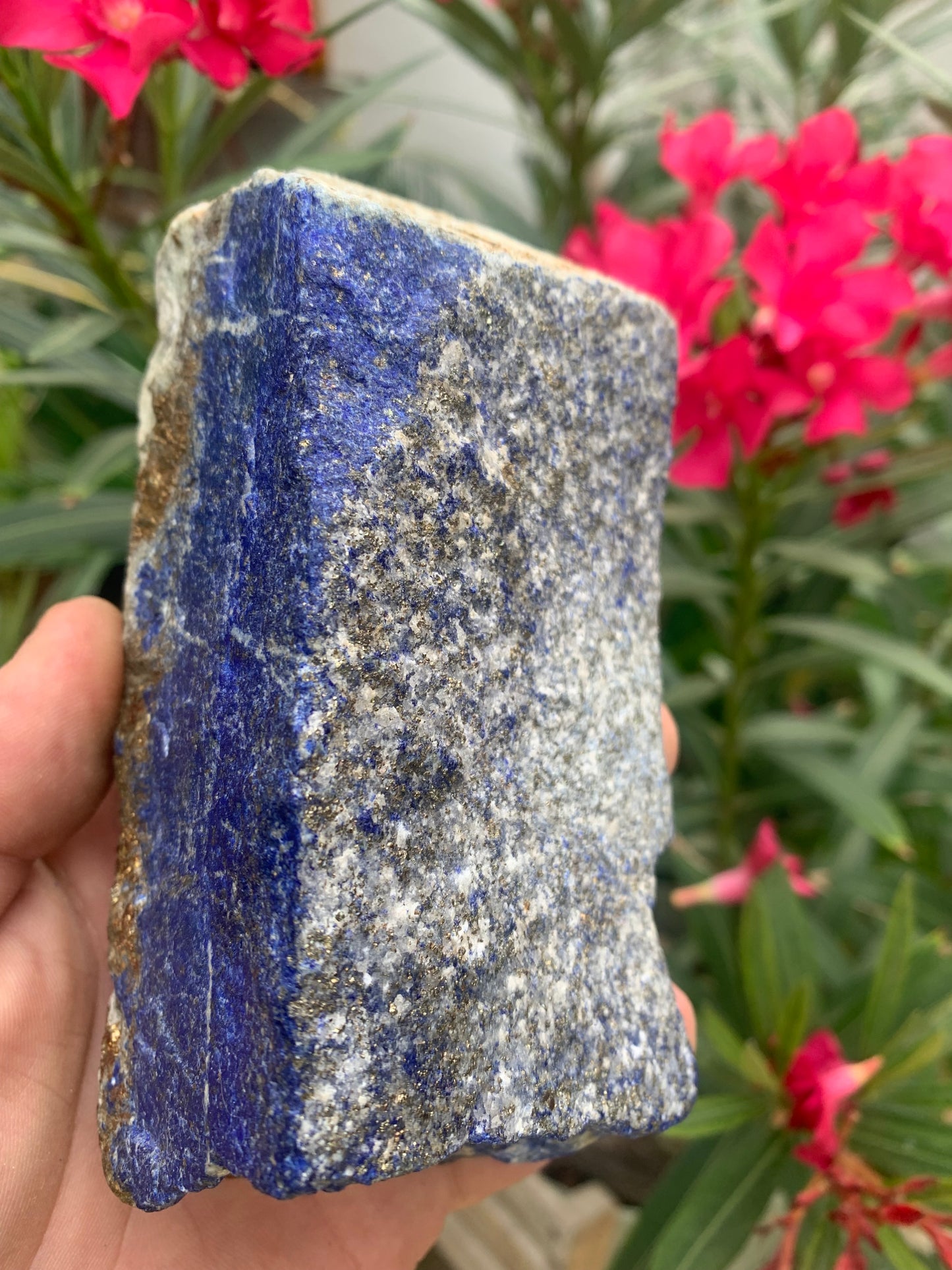 Lapis lazuli, spécimen brut de 140 x70 x58 mm - 1 166 grammes. Un bleu envoûtant et fascinant, pierre des pharaons !