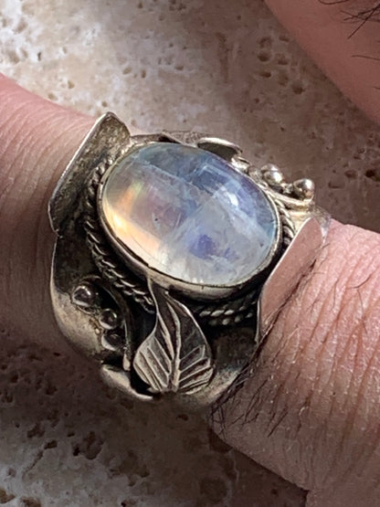 Superbe bague en Pierre de lune avec métal gravé y compris sur l'anneau, montée Argent 0.925. Superbe pierre, très belle réalisation avec détails incroyables ! Taille de 56 fr !