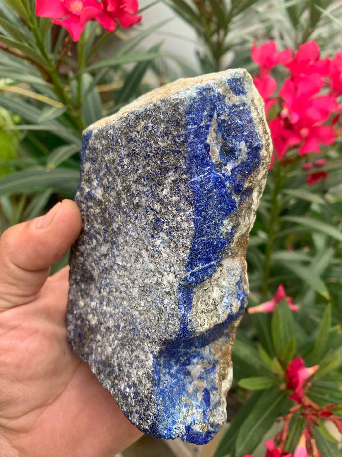 Lapis lazuli, spécimen brut de 140 x70 x58 mm - 1 166 grammes. Un bleu envoûtant et fascinant, pierre des pharaons !