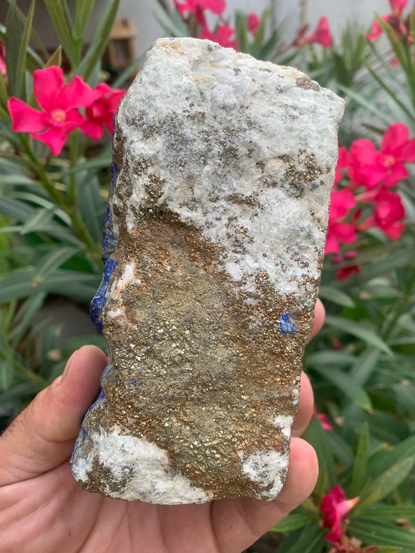 Lapis lazuli, spécimen brut de 140 x70 x58 mm - 1 166 grammes. Un bleu envoûtant et fascinant, pierre des pharaons !