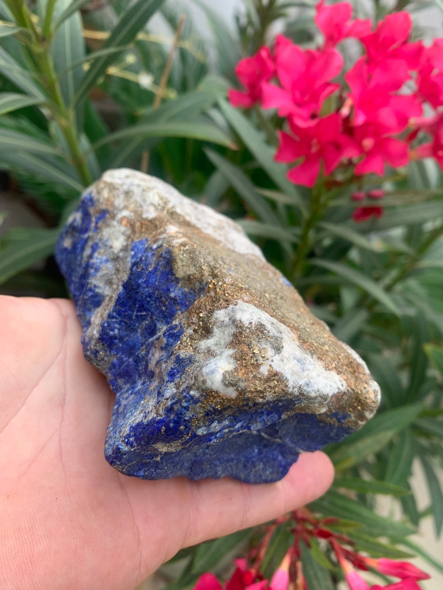 Lapis lazuli, spécimen brut de 140 x70 x58 mm - 1 166 grammes. Un bleu envoûtant et fascinant, pierre des pharaons !