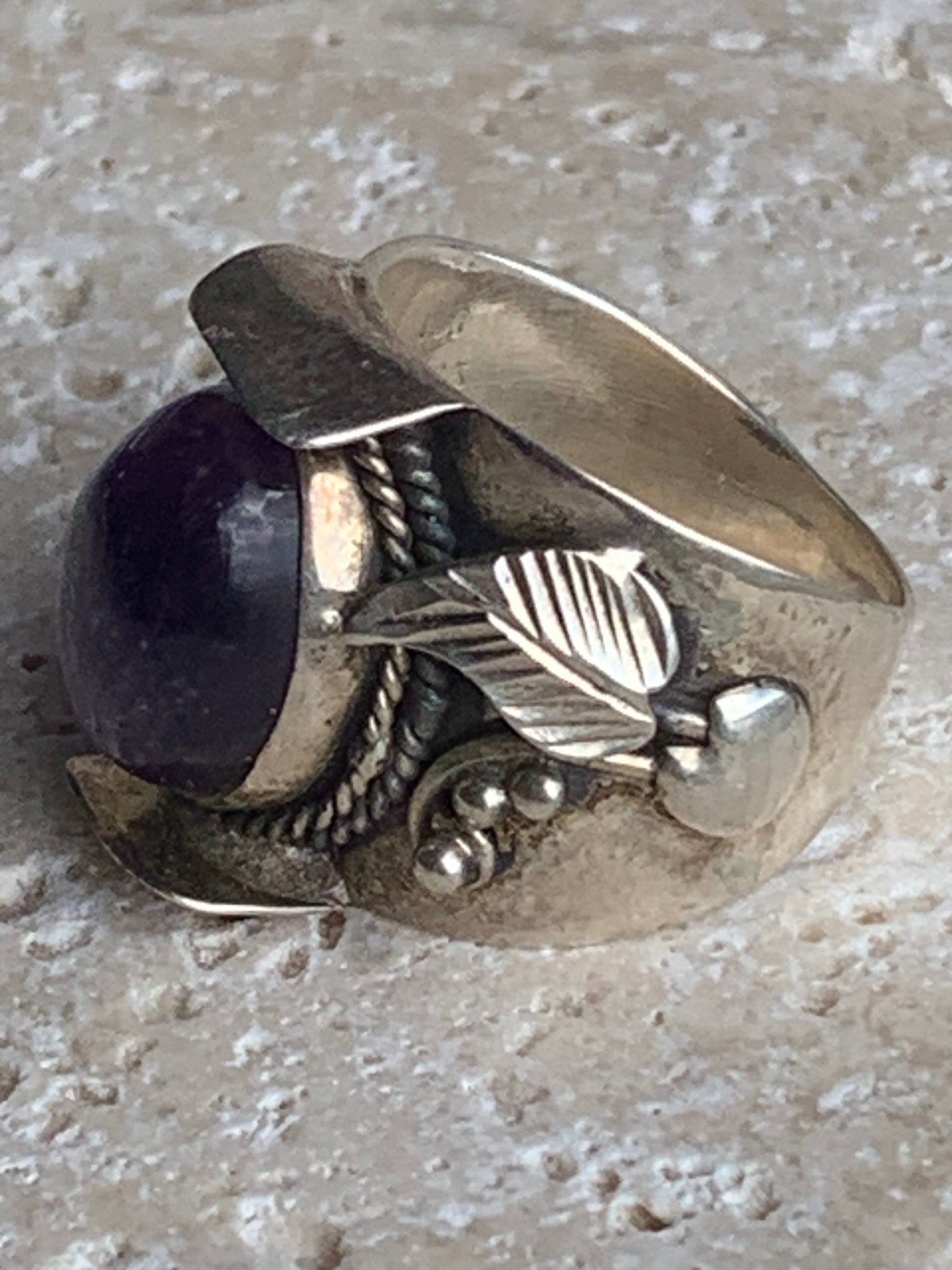 Superbe bague en Améthyste avec métal gravé y compris sur l'anneau, montée Argent 0.925. Superbe pierre, très belle réalisation ! Taille de 57 fr !