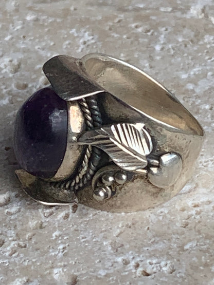 Superbe bague en Améthyste avec métal gravé y compris sur l'anneau, montée Argent 0.925. Superbe pierre, très belle réalisation ! Taille de 57 fr !