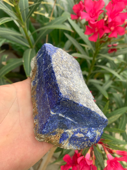 Lapis lazuli, spécimen brut de 140 x70 x58 mm - 1 166 grammes. Un bleu envoûtant et fascinant, pierre des pharaons !