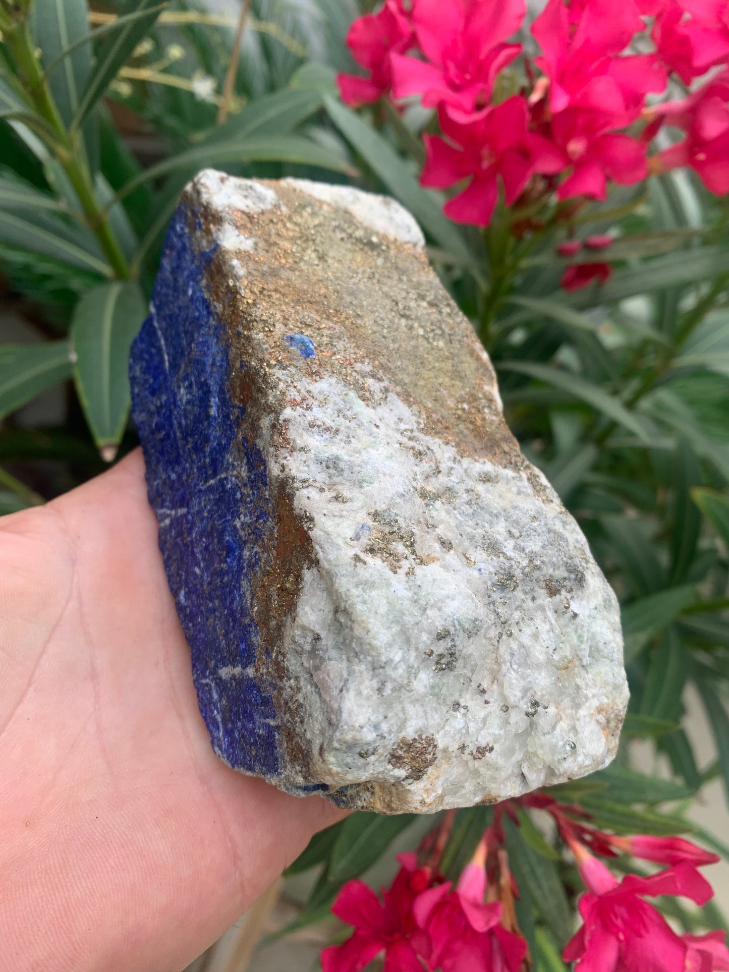 Lapis lazuli, spécimen brut de 140 x70 x58 mm - 1 166 grammes. Un bleu envoûtant et fascinant, pierre des pharaons !