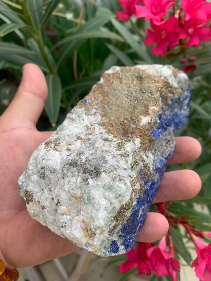 Lapis lazuli, spécimen brut de 140 x70 x58 mm - 1 166 grammes. Un bleu envoûtant et fascinant, pierre des pharaons !