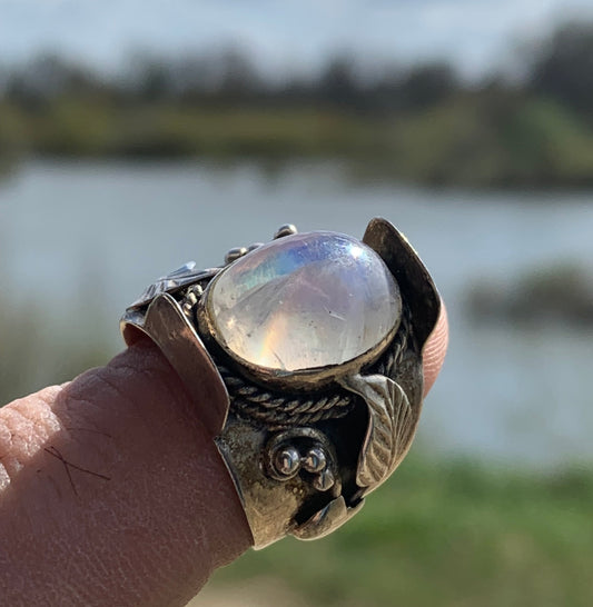Superbe bague en Pierre de lune avec métal gravé y compris sur l'anneau, montée Argent 0.925. Superbe pierre, très belle réalisation avec détails incroyables ! Taille de 56 fr !