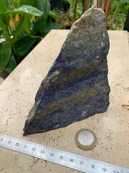 Lapis lazuli, spécimen brut de 152 x108 x 85 mm - 849 grammes. Un bleu envoûtant et fascinant, pierre des pharaons !