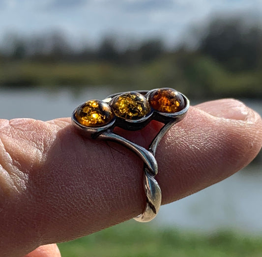 Élégante bague en Ambre, avec anneau torsadé, montée Argent 0.925. Superbes petits cabochons ronds avec 3 couleurs d'ambre. Très belle réalisation avec détails incroyables ! Taille de 57 fr !