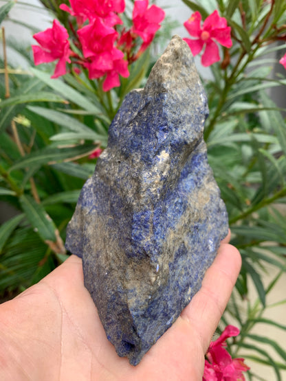 Lapis lazuli, spécimen brut de 152 x108 x 85 mm - 849 grammes. Un bleu envoûtant et fascinant, pierre des pharaons !