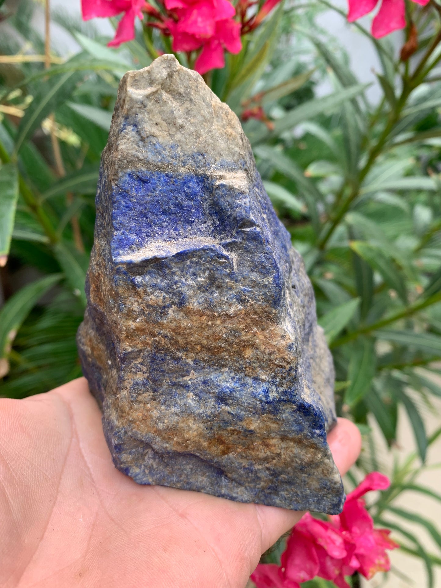 Lapis lazuli, spécimen brut de 152 x108 x 85 mm - 849 grammes. Un bleu envoûtant et fascinant, pierre des pharaons !