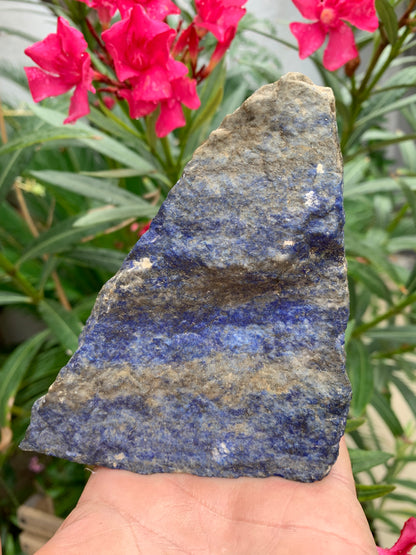 Lapis lazuli, spécimen brut de 152 x108 x 85 mm - 849 grammes. Un bleu envoûtant et fascinant, pierre des pharaons !