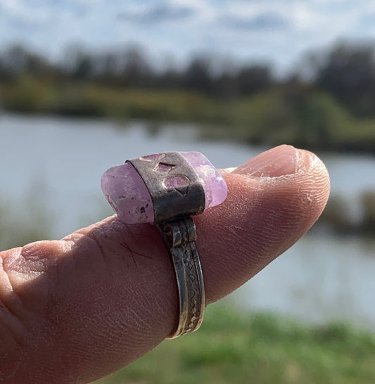 Bague en Améthyste, en Argent 0.925, fabriquée au Niger dans la tradition 'Touareg'. Taille 57 Fr.
