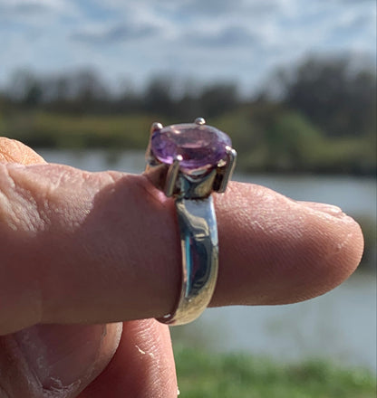 Superbe bague en Améthyste (pierre à facettes), sur monture en métal Argent 0.925 ! Superbe pierre, très belle réalisation. Taille de 56 fr !