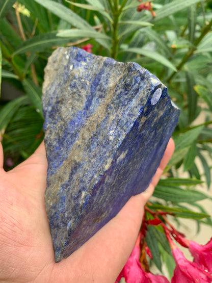 Lapis lazuli, spécimen brut de 152 x108 x 85 mm - 849 grammes. Un bleu envoûtant et fascinant, pierre des pharaons !
