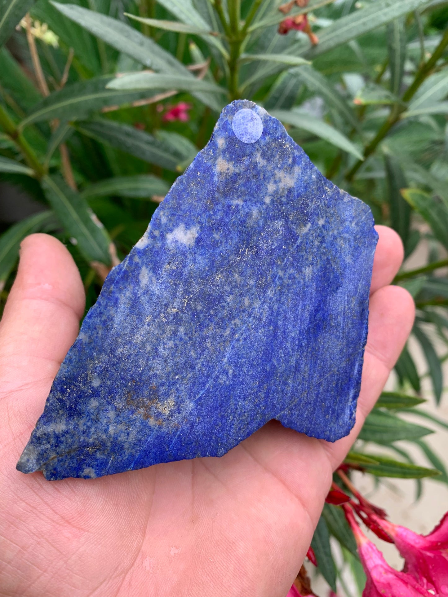 Lapis lazuli, spécimen brut de 152 x108 x 85 mm - 849 grammes. Un bleu envoûtant et fascinant, pierre des pharaons !