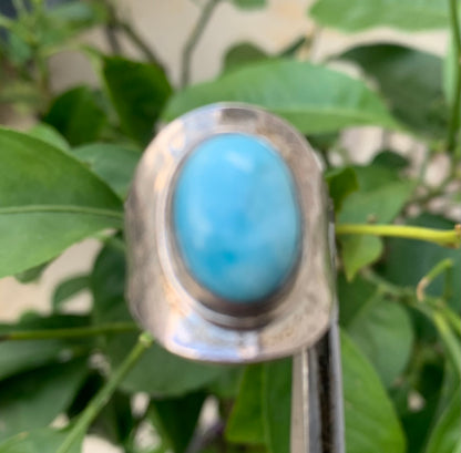 Bague en Larimar, montée Argent 0.925. Superbe pierre au bleu qui rappelle l'océan ! Très belle réalisation ! Taille réglable/ ajustable de 54 à 59 !