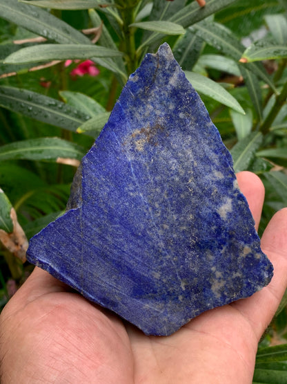 Lapis lazuli, spécimen brut de 152 x108 x 85 mm - 849 grammes. Un bleu envoûtant et fascinant, pierre des pharaons !