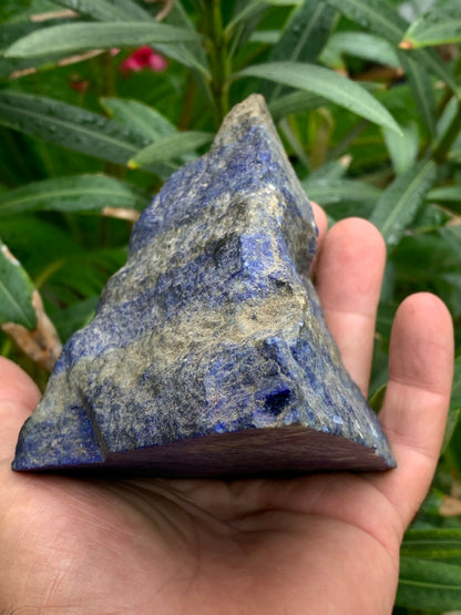 Lapis lazuli, spécimen brut de 152 x108 x 85 mm - 849 grammes. Un bleu envoûtant et fascinant, pierre des pharaons !