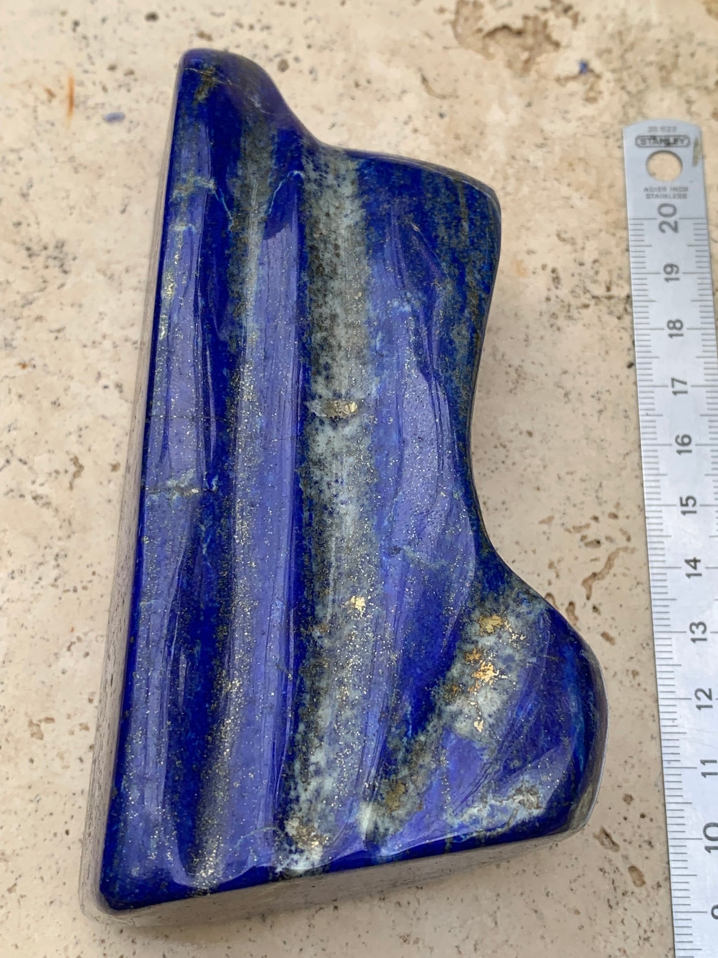 Lapis lazuli, forme libre polie de 131 x 68 x 48 mm - 706 grammes. Un bleu envoûtant et fascinant, pierre des pharaons !