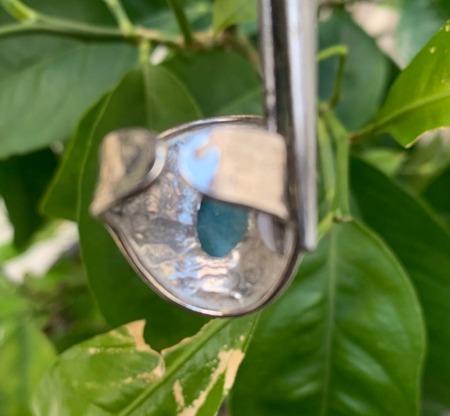 Bague en Larimar, montée Argent 0.925. Superbe pierre au bleu qui rappelle l'océan ! Très belle réalisation ! Taille réglable/ ajustable de 54 à 59 !