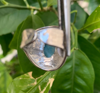 Bague en Larimar, montée Argent 0.925. Superbe pierre au bleu qui rappelle l'océan ! Très belle réalisation ! Taille réglable/ ajustable de 54 à 59 !