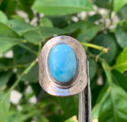 Bague en Larimar, montée Argent 0.925. Superbe pierre au bleu qui rappelle l'océan ! Très belle réalisation ! Taille réglable/ ajustable de 54 à 59 !