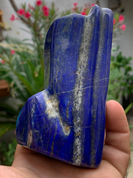 Lapis lazuli, forme libre polie de 131 x 68 x 48 mm - 706 grammes. Un bleu envoûtant et fascinant, pierre des pharaons !