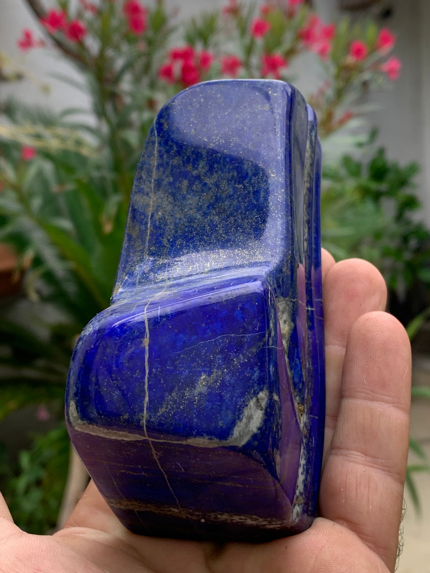 Lapis lazuli, forme libre polie de 131 x 68 x 48 mm - 706 grammes. Un bleu envoûtant et fascinant, pierre des pharaons !
