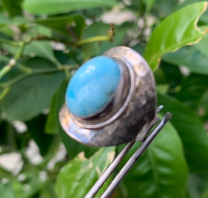Bague en Larimar, montée Argent 0.925. Superbe pierre au bleu qui rappelle l'océan ! Très belle réalisation ! Taille réglable/ ajustable de 54 à 59 !
