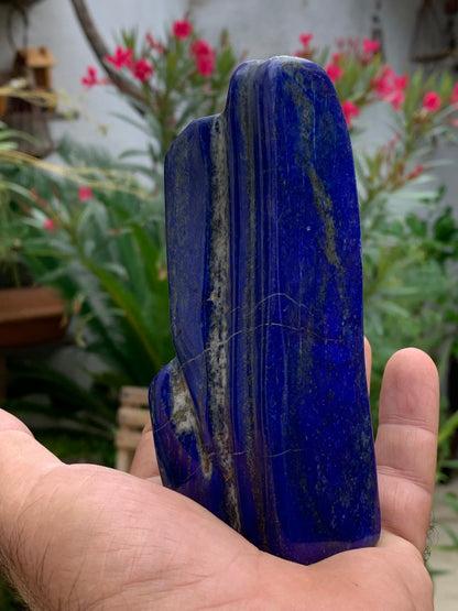Lapis lazuli, forme libre polie de 131 x 68 x 48 mm - 706 grammes. Un bleu envoûtant et fascinant, pierre des pharaons !