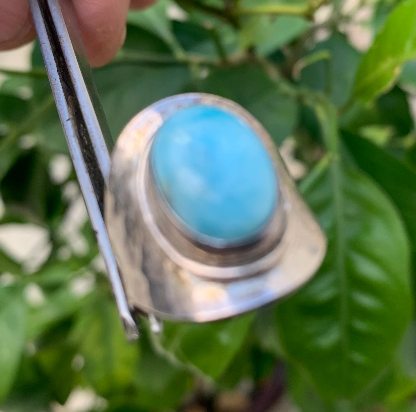 Bague en Larimar, montée Argent 0.925. Superbe pierre au bleu qui rappelle l'océan ! Très belle réalisation ! Taille réglable/ ajustable de 54 à 59 !