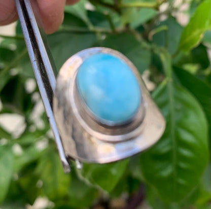 Bague en Larimar, montée Argent 0.925. Superbe pierre au bleu qui rappelle l'océan ! Très belle réalisation ! Taille réglable/ ajustable de 54 à 59 !