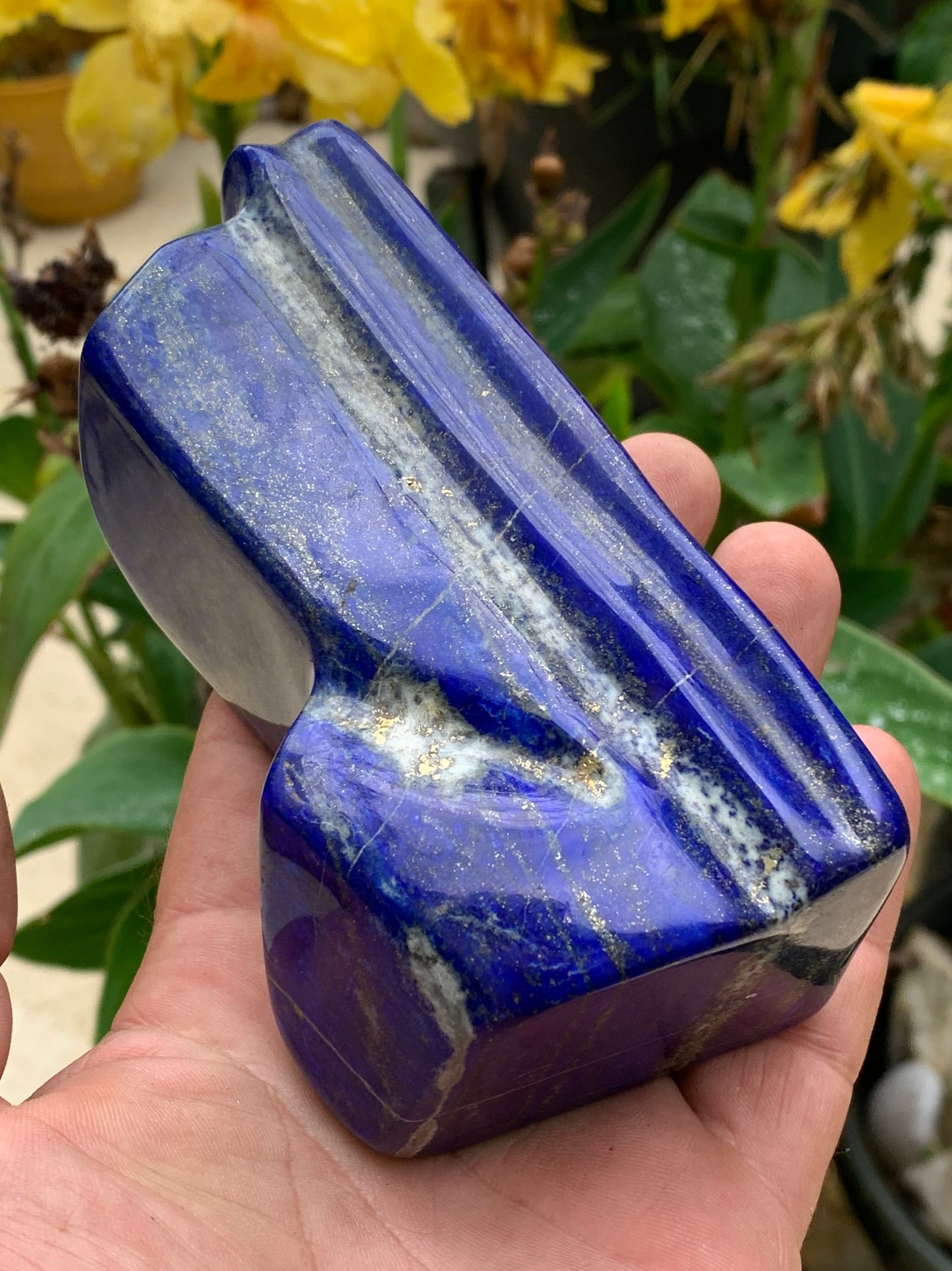 Lapis lazuli, forme libre polie de 131 x 68 x 48 mm - 706 grammes. Un bleu envoûtant et fascinant, pierre des pharaons !