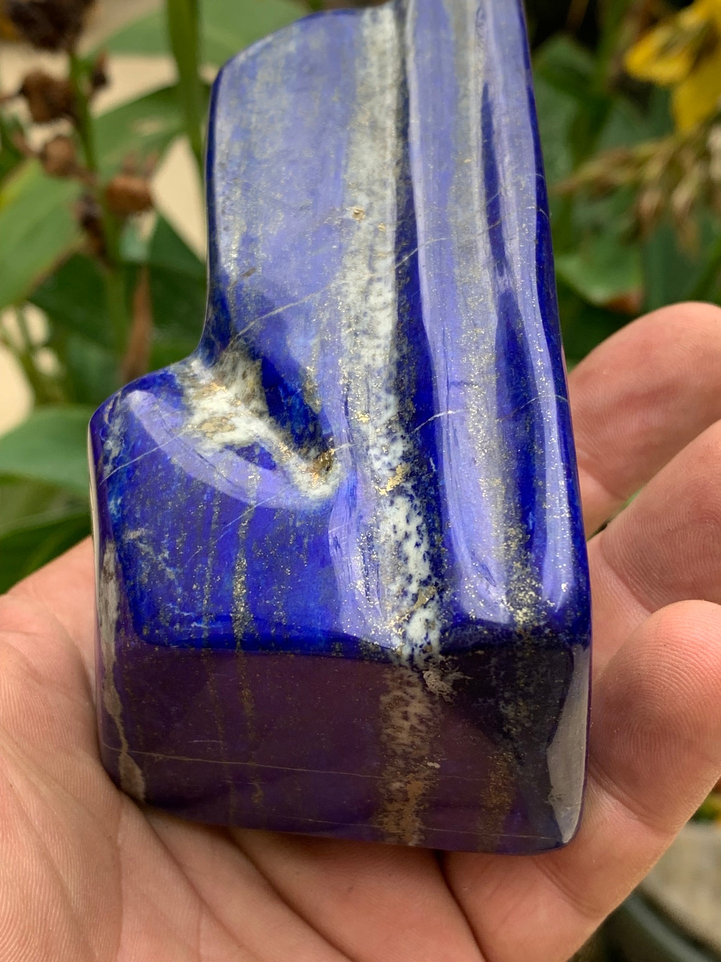 Lapis lazuli, forme libre polie de 131 x 68 x 48 mm - 706 grammes. Un bleu envoûtant et fascinant, pierre des pharaons !