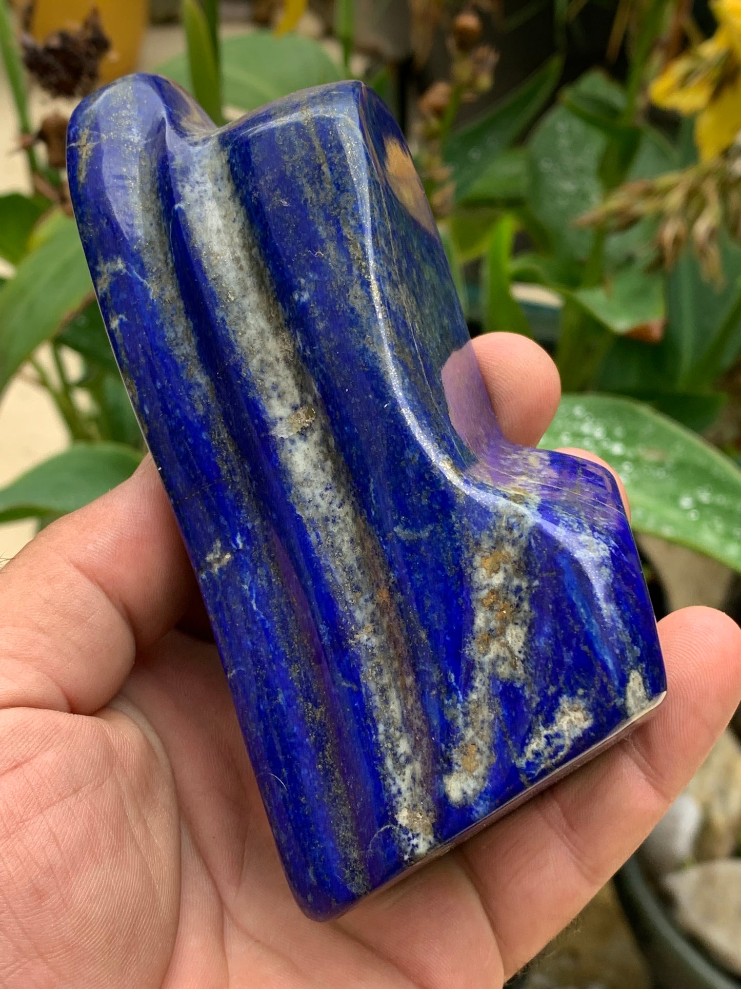 Lapis lazuli, forme libre polie de 131 x 68 x 48 mm - 706 grammes. Un bleu envoûtant et fascinant, pierre des pharaons !