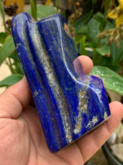 Lapis lazuli, forme libre polie de 131 x 68 x 48 mm - 706 grammes. Un bleu envoûtant et fascinant, pierre des pharaons !