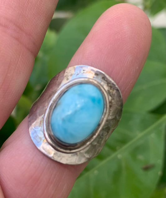 Bague en Larimar, montée Argent 0.925. Superbe pierre au bleu qui rappelle l'océan ! Très belle réalisation ! Taille réglable/ ajustable de 54 à 59 !