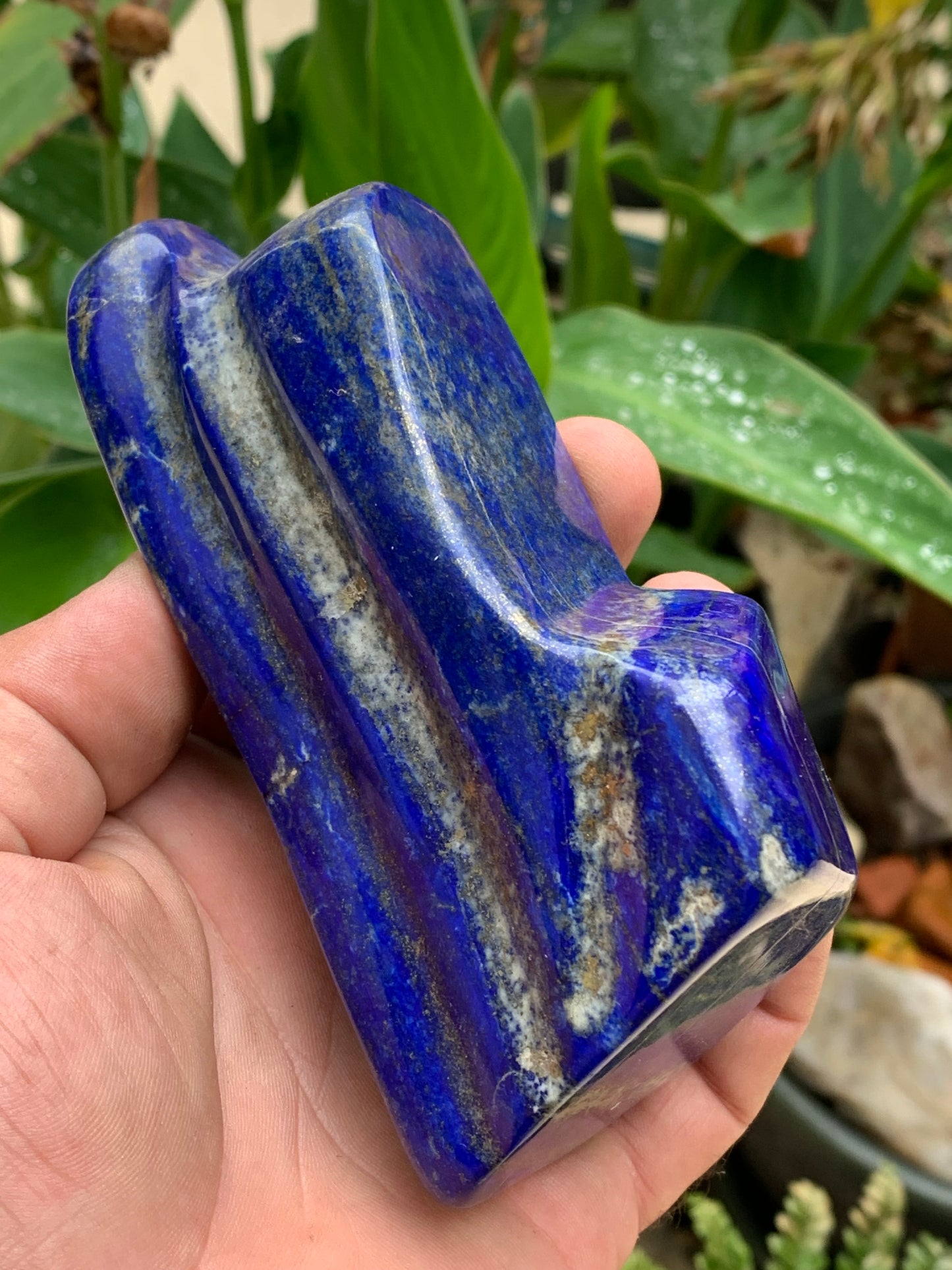 Lapis lazuli, forme libre polie de 131 x 68 x 48 mm - 706 grammes. Un bleu envoûtant et fascinant, pierre des pharaons !