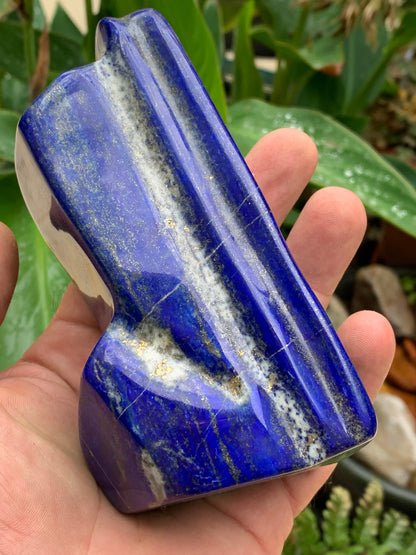 Lapis lazuli, forme libre polie de 131 x 68 x 48 mm - 706 grammes. Un bleu envoûtant et fascinant, pierre des pharaons !