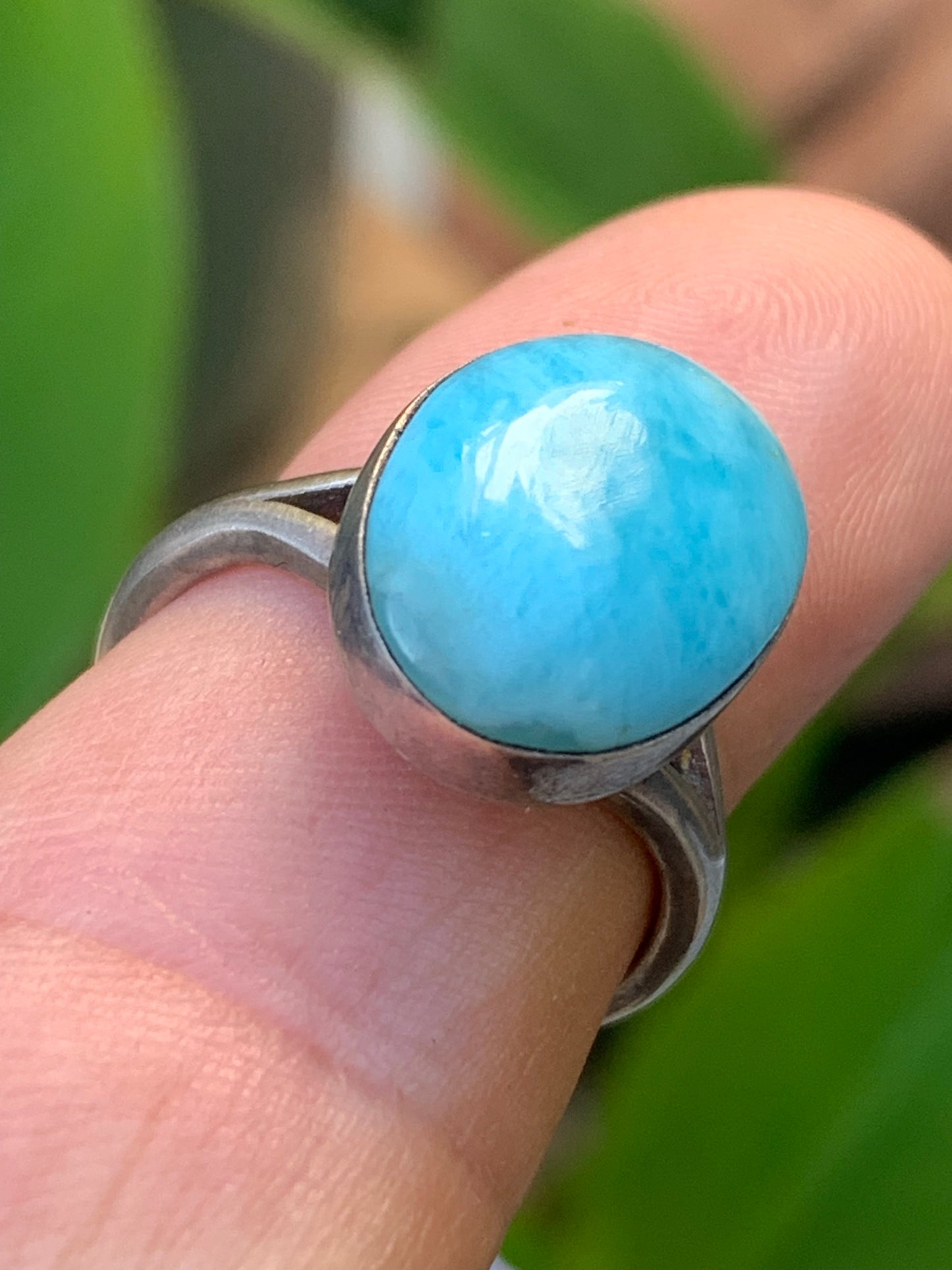 Impressionnante bague en Larimar, montée Argent 0.925. Superbe pierre au bleu qui rappelle l'océan ! Très belle réalisation ! Taille 60 Fr.