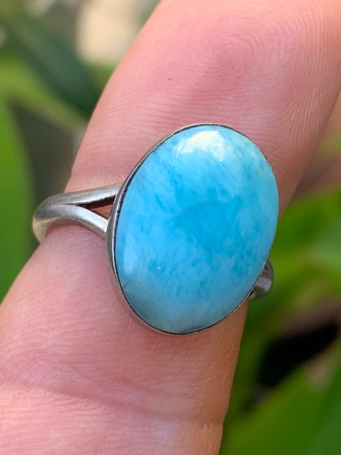Impressionnante bague en Larimar, montée Argent 0.925. Superbe pierre au bleu qui rappelle l'océan ! Très belle réalisation ! Taille 60 Fr.