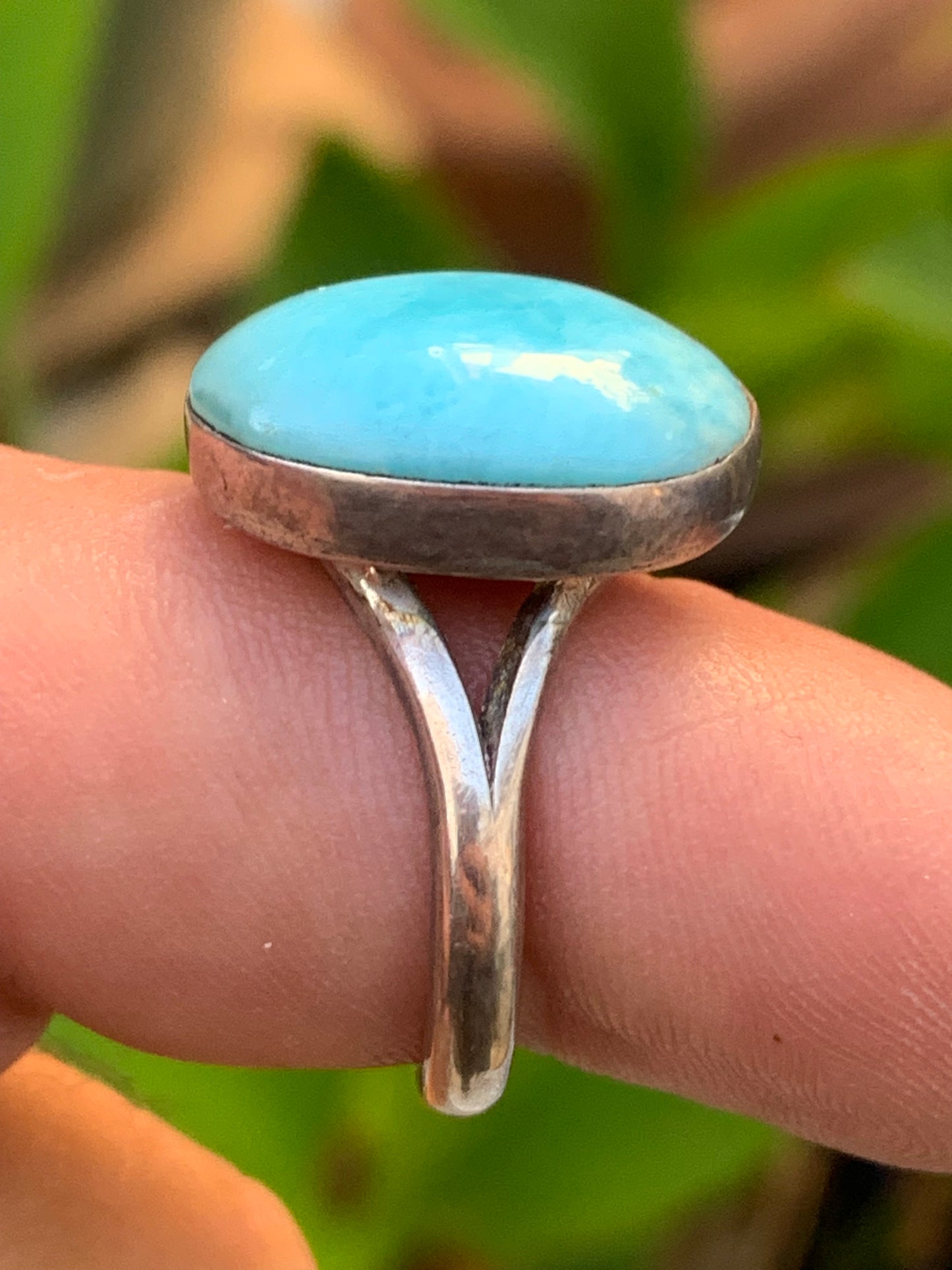 Impressionnante bague en Larimar, montée Argent 0.925. Superbe pierre au bleu qui rappelle l'océan ! Très belle réalisation ! Taille 60 Fr.