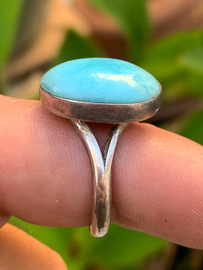 Impressionnante bague en Larimar, montée Argent 0.925. Superbe pierre au bleu qui rappelle l'océan ! Très belle réalisation ! Taille 60 Fr.